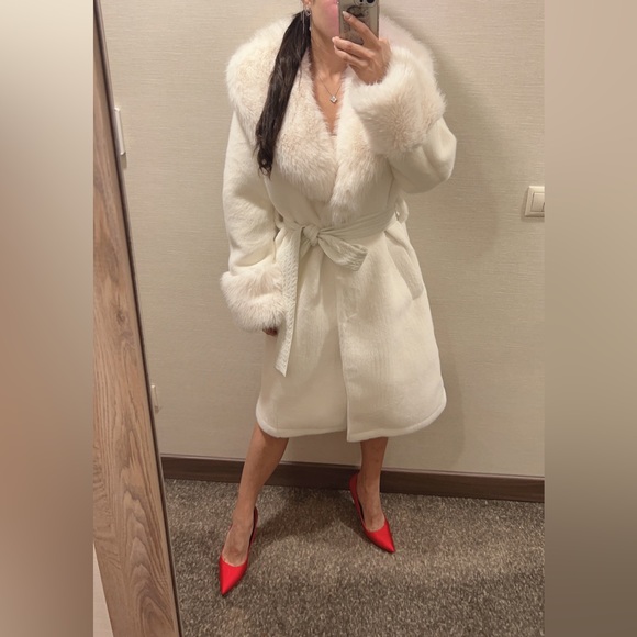 High quality faux fur female coat. Looks gorgeous, good fit, warm - Picture 1 of 9